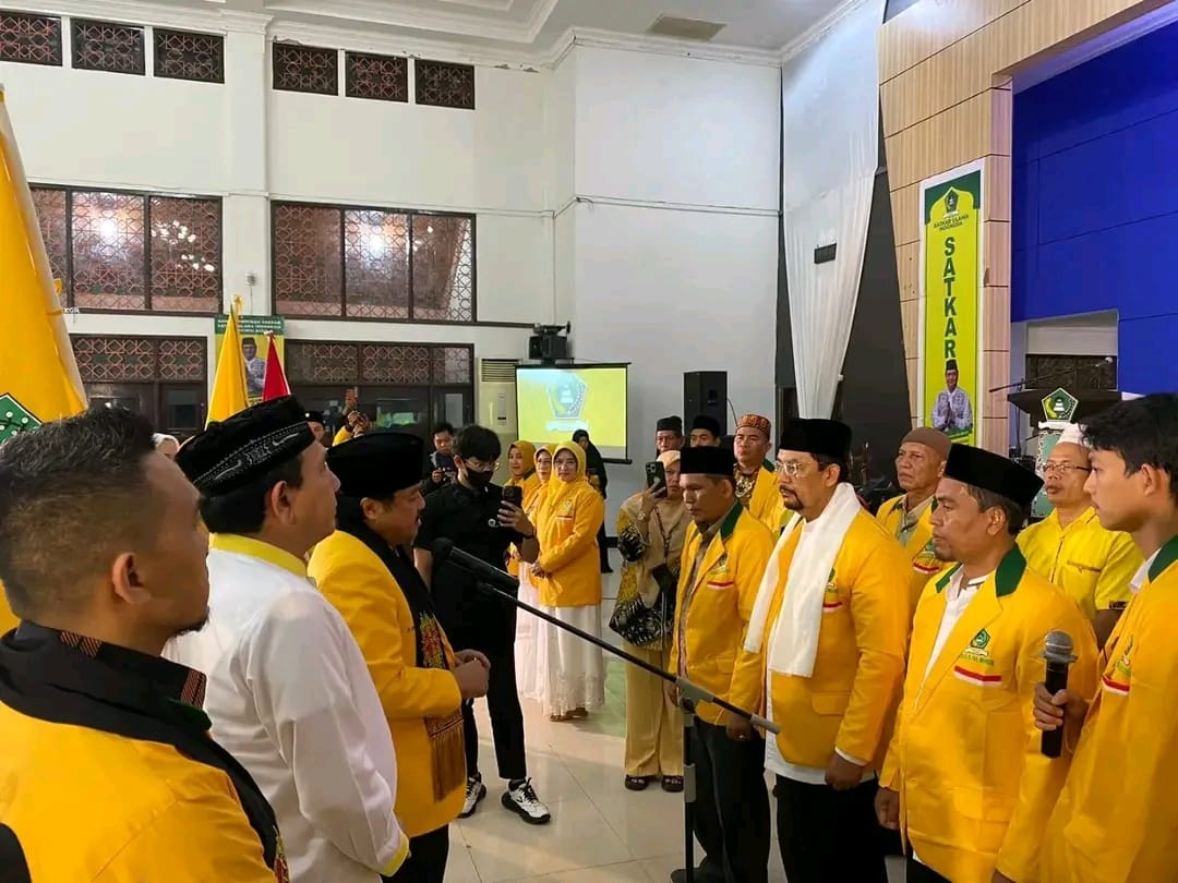 Ketua Umum DPP Satkar Ulama Indonesia Dr M Idris Laena melantik dan mengukuhkan Dr Bustami Usman sebagai Ketua DPD Satkar Ulama Provinsi Aceh masa bakti 2022-2027 di aula Asrama Haji, Banda Aceh, Selasa malam (21/2)