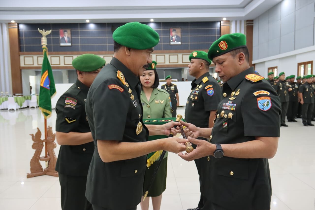 Pangdam XII/Tanjungpura Mayjen TNI Sulaiman Agusto memimpin upacara serah terima jabatan Danrem 102/Panju Panjung dari Brigjen TNI Yudianto Putrajaya kepada Brigjen TNI Bayu Permana