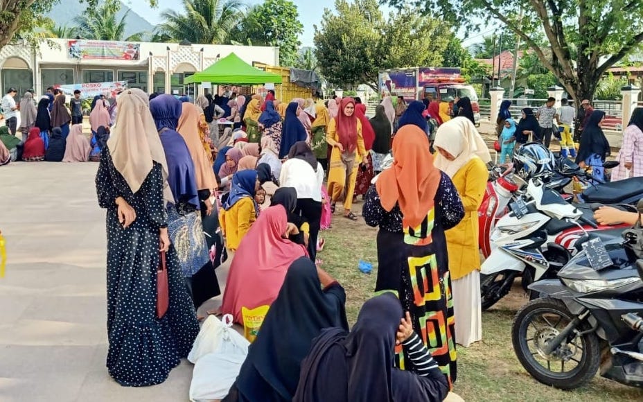 Seribuan warga memadati lokasi Pangan Murah yang digelar di halaman Masjid Rahmatullah, Lampuuk, Kecamatan Lhoknga, Aceh Besar, Kamis (23/2)
