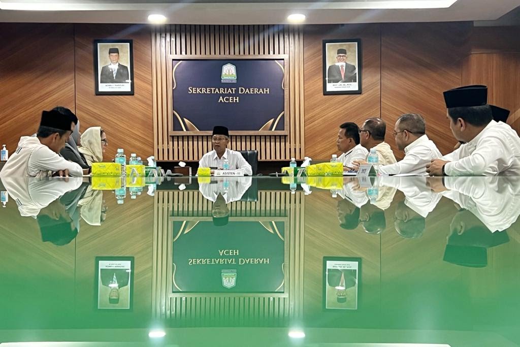 Asisten Administrasi Umum Setda Aceh Dr Iskandar AP didampingi Kepala SKPA/Biro terkait, memimpin rapat penanganan pengungsi Rohingya bersama Senior Protection Officer UNHCR Indonesia Julia Zajkowski beserta rombongan di ruang rapat Sekda Aceh, Jum’at (24/2)