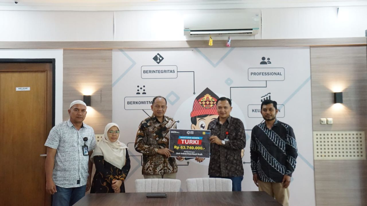 GM PLN UID Aceh Parulian Noviandri menyerahkan donasi untuk korban gempa bumi Turki Rp 63,7 juta, kepada PIC Forum PRB) Aceh, di kantor PLN UID Aceh, Jum'at (24/2)