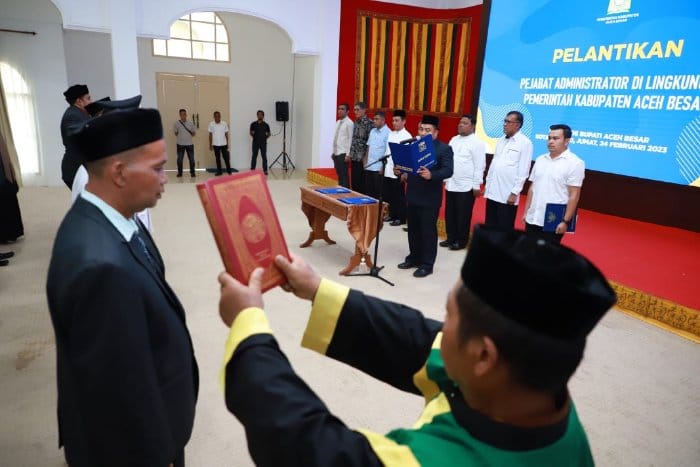 Pj Bupati Aceh Besar Muhammad Iswanto melantik pejabat Administrator atau eselon III di lingkungan Pemkab Aceh Besar, di Meuligoe Bupati Aceh Besar, Jum'at (24/2)