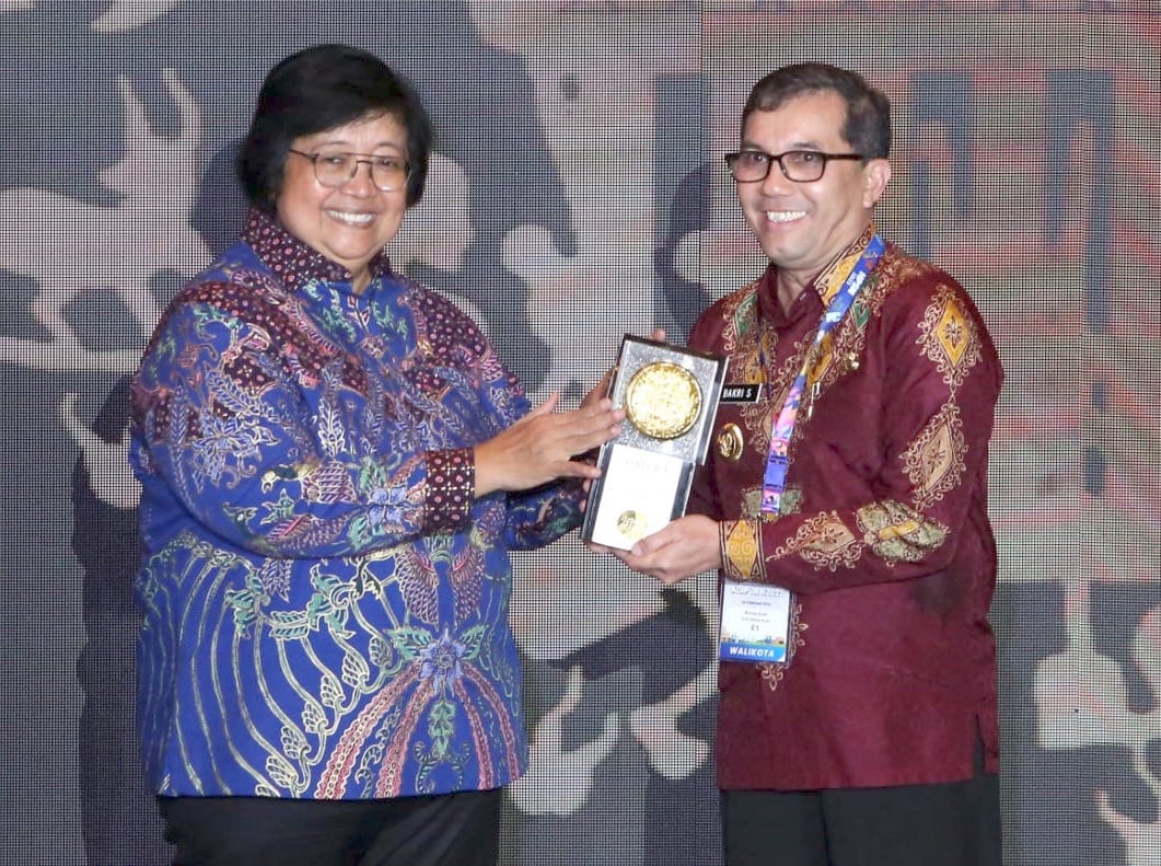 Menteri Lingkungan Hidup dan Kehutanan Siti Nurbaya menyerahkan Piala Adipura 2022 kategori kota sedang kepada Pj Wali Kota Banda Aceh Bakri Siddiq di Jakarta, Selasa (28/2)