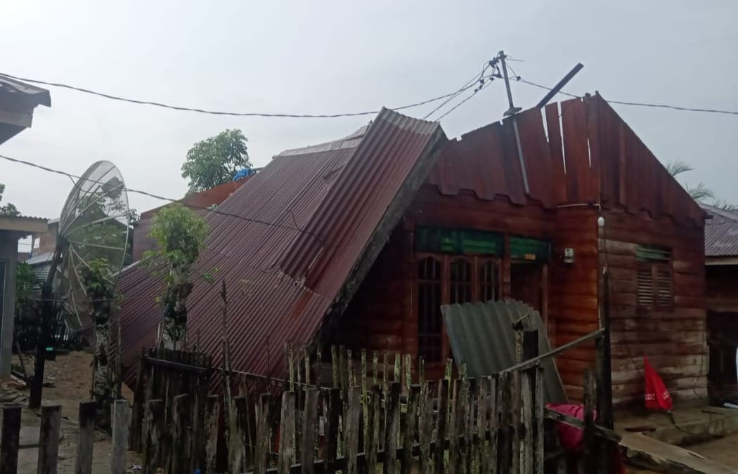 Belasan rumah warga di Aceh Timur mengalami kerusakan akibat diterjang angin kencang Rabu (1/3)