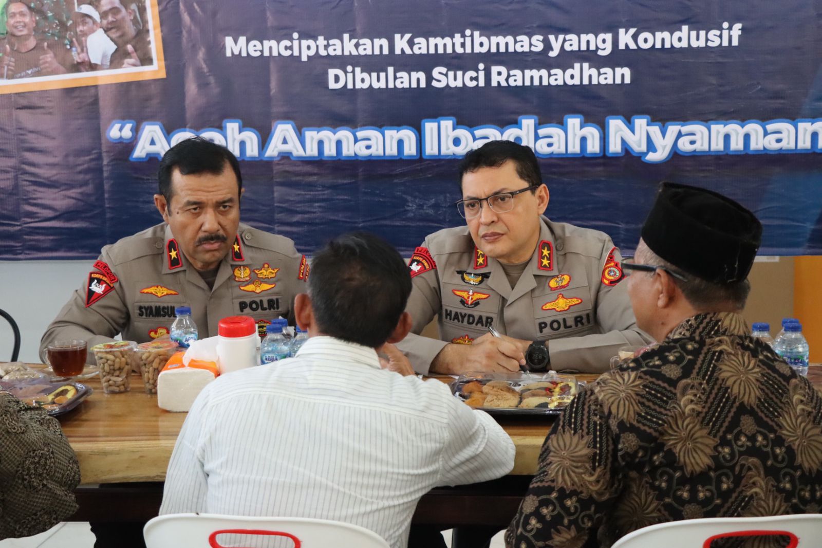 Kapolda Aceh Irjen Pol Ahmad Haydar didampingi Wakapolda Brigjen Pol Syamsul Bahri, menggelar Jum'at Curhat di MZ Cafe, Kecamatan Syiah Kuala, Banda Aceh, Jum'at (17/3)