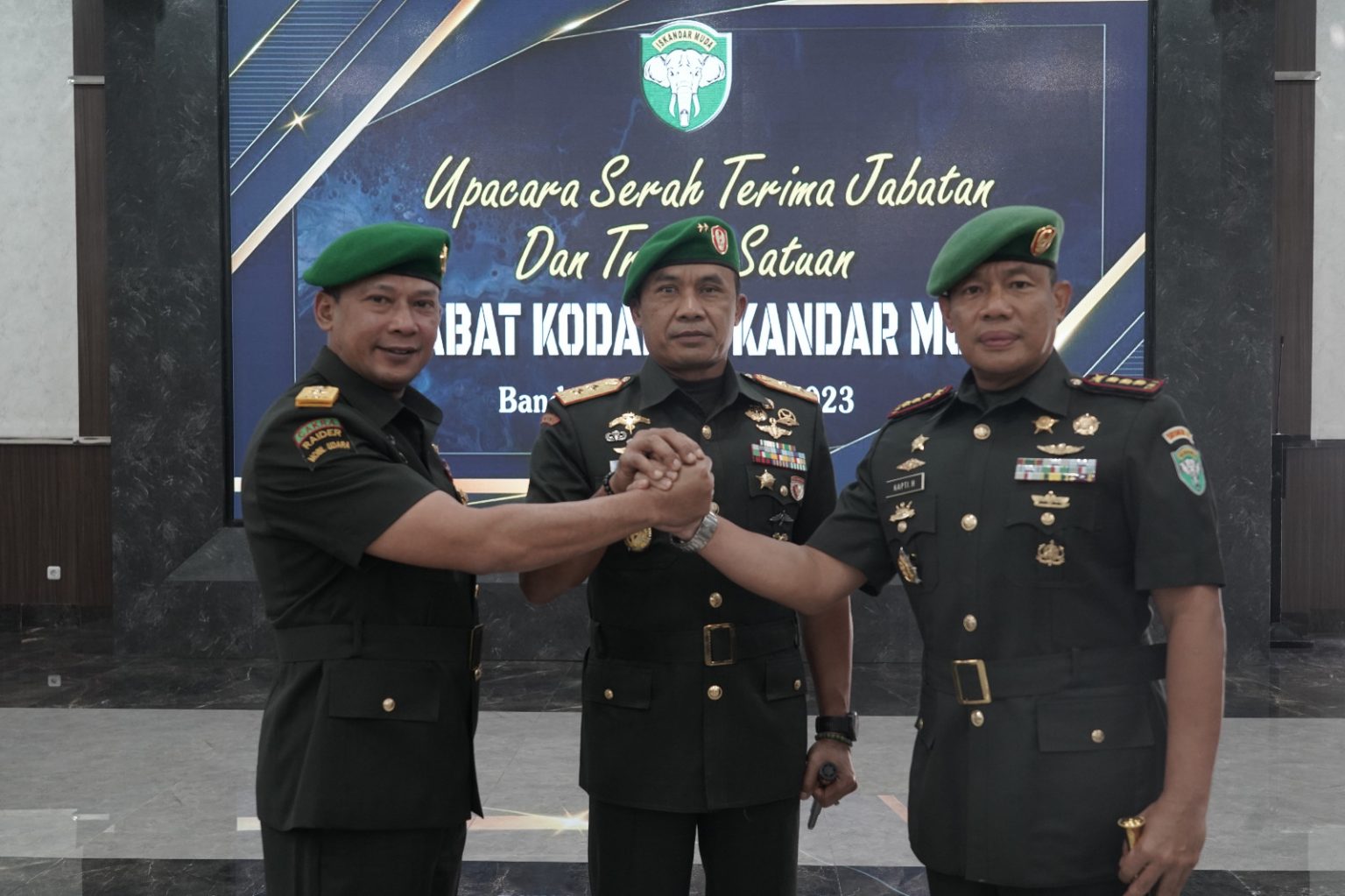 Pangdam IM Mayjen TNI Mohamad Hasan memimpin Upacara Serah Terima Jabatan Danrem 011/Lilawangsa dari Brigjen TNI Bayu Permana kepada Kolonel Kav Kapti Hertantyawan bertempat di Gedung Malahayati Makodam IM, Senin (6/3)