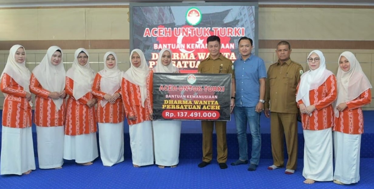 Ketua DWP Aceh Mellani Subarni didampingi pengurus, menyerahkan bantuan kemanusiaan kepada Kalak BPBA Ilyas, untuk korban bencana gempa Turki di aula BPBA, Selasa (7/3)