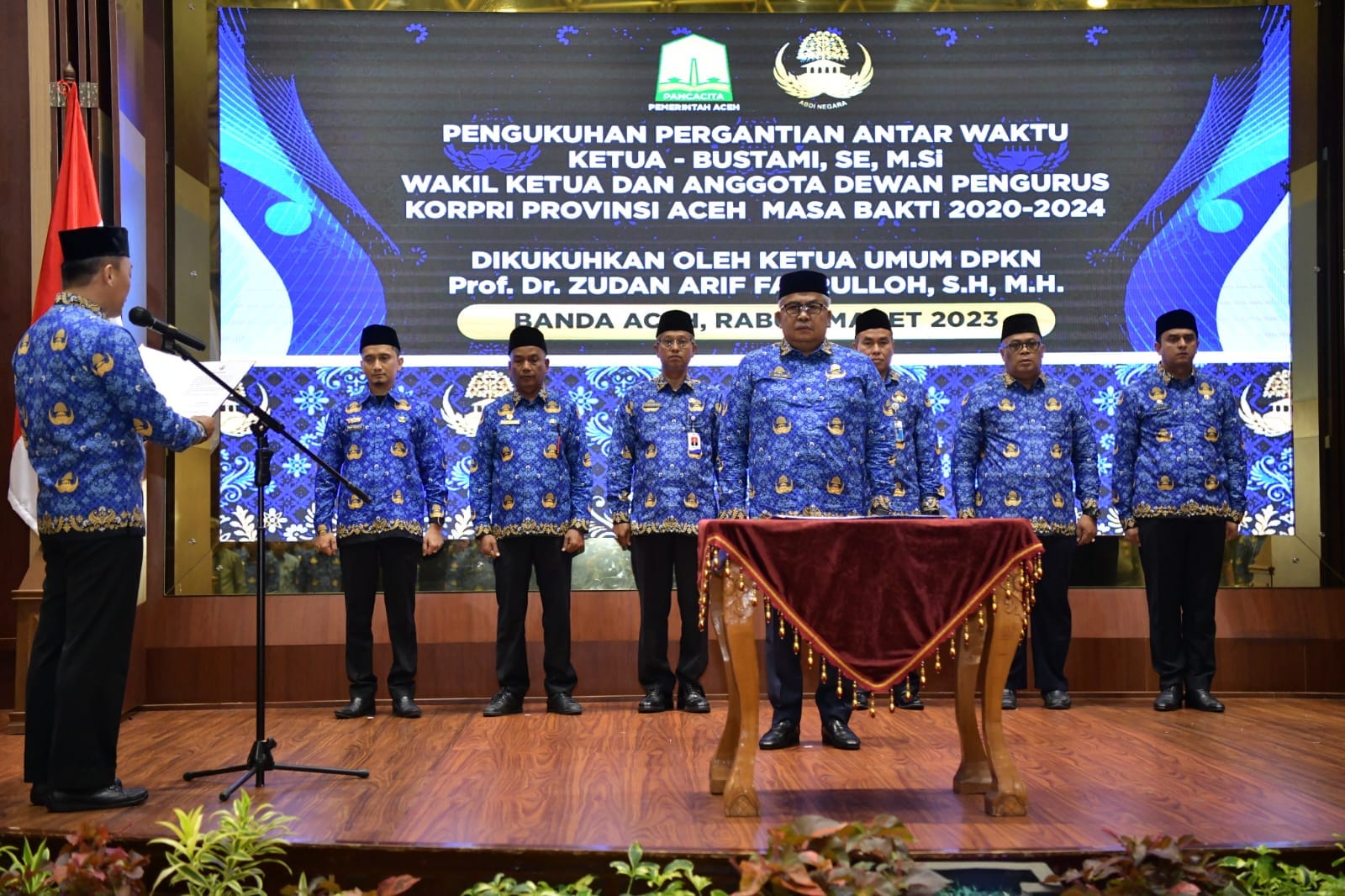 Sekda Aceh Bustami Hamzah dikukuhkan sebagai Ketua Korpri Provinsi Aceh beserta Wakil Ketua dan Anggota Dewan Pengurus pada Pengukuhan Pergantian Antar Waktu Masa Bakti 2020-2024, oleh Ketua Umum Dewan Pengurus Korpri Nasional (DPKN) Prof Dr Zudan Arif Fakrulloh SH MH di Anjong Mon Mata, Rabu (8/3)