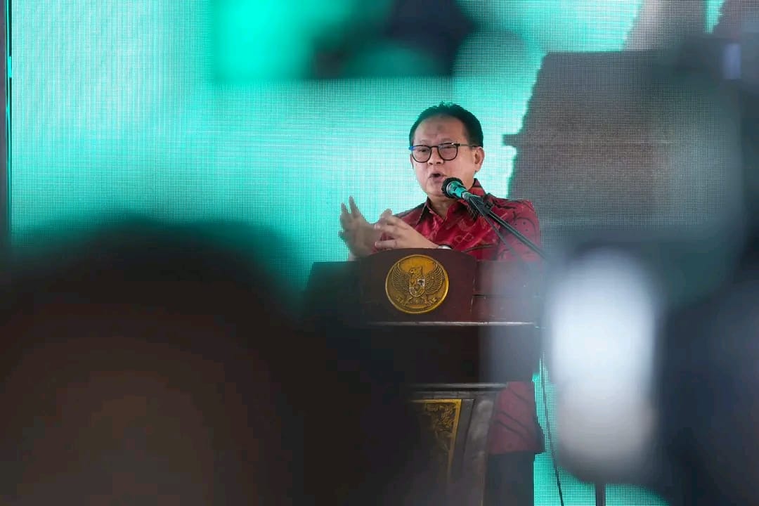 Penasihat Menteri Kelautan dan Perikanan RI Prof Dr Rokhmin Dahuri MS memberikan sambutan pada acara peluncuran ekspor perdana di Pelabuhan Kuala Langsa, Selasa (7/3)