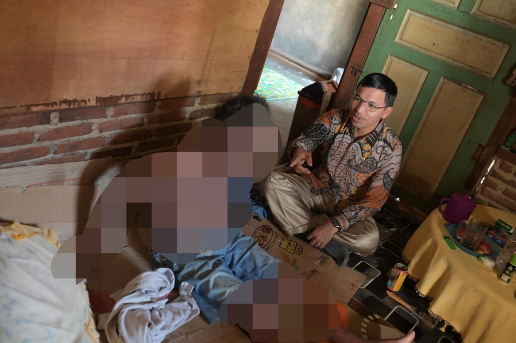 Ketua DPRK Banda Aceh Farid Nyak Umar menjenguk seorang warga lansia kurang mampu yang menderita sakit Autoimun, di Gampong Keuramat, Kecamatan Kuta Alam