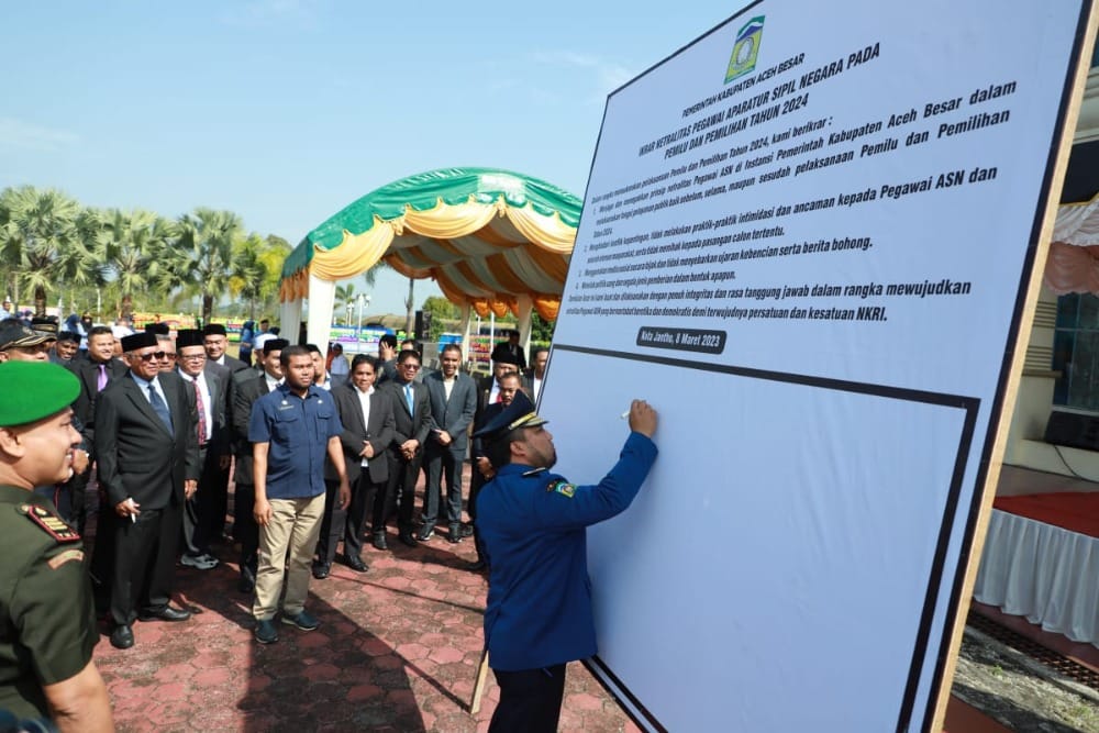 Pj Bupati Aceh Besar Muhammad Iswanto memimpin ikrar netralitas ASN dan penandatanganan pakta integritas para ASN menjelang Pemilu 2024 di halaman Kantor Bupati Aceh Besar, Rabu (8/3)