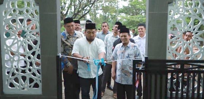 Pj Bupati Aceh Besar Muhammad Iswanto melakukan penguntingan pita dan menandatangani prasasti saat meresmikan tempat wudhu Masjid Pesantren Modern Tgk Chiek Oemar Diyan, Indrapuri, Kamis (9/3)