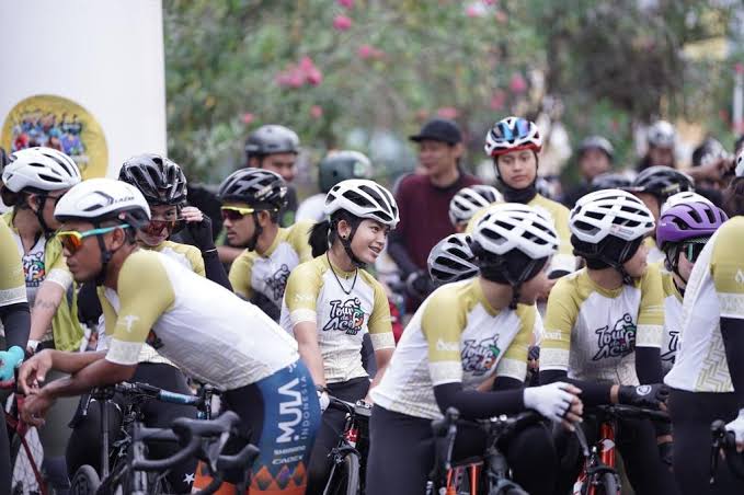 Ratusan pesepeda mengikuti Tour de Aceh, yang dilepas di Ulee Lheue Park, Banda Aceh, Sabtu (11/3) mengelilingi sejumlah objek wisata