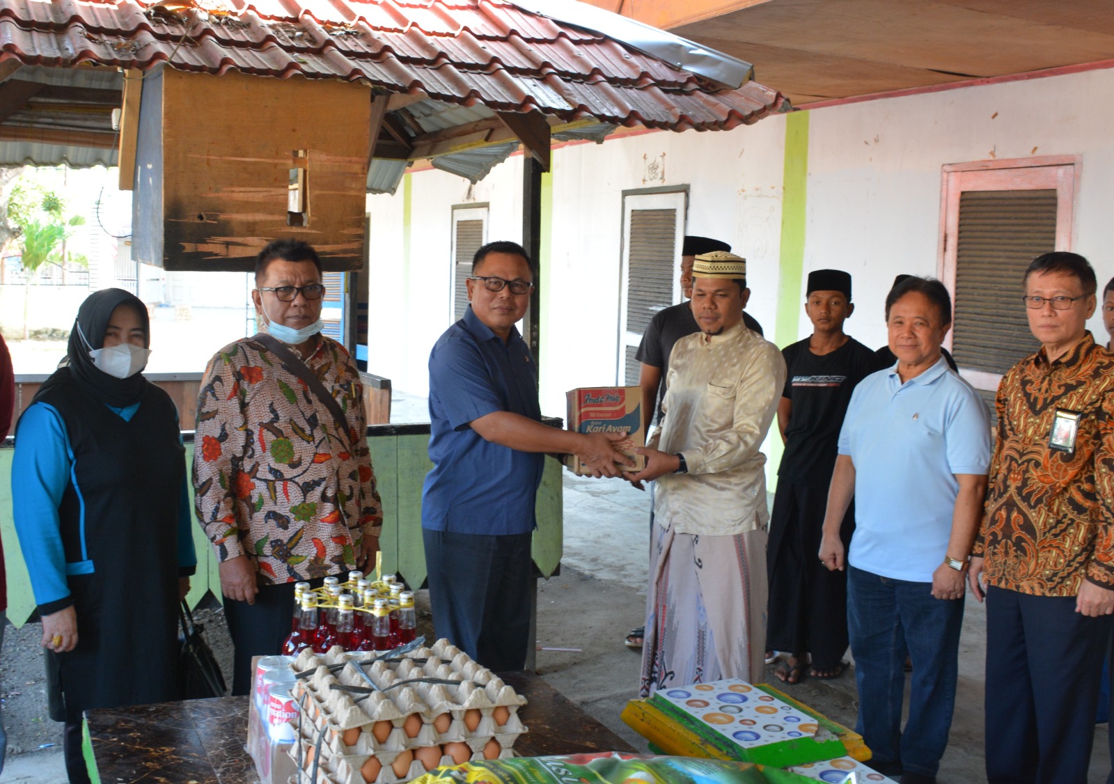IKAHI Cabang Pengadilan Tinggi Banda Aceh membagikan sembako kepada anak yatim dan para santri Dayah Syamsul Fata Gampong Bakoy, Kecamatan Ingin Jaya, Aceh Besar, Jum'at (10/3)