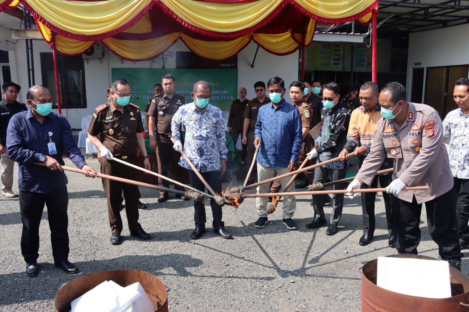 Kejari Pidie Jaya melakukan pemusnahan barang bukti narkoba dan sejumlah barang bukti pendukung lainnya, di kantor Kejari setempat di Meureudu, Kamis (16/3)