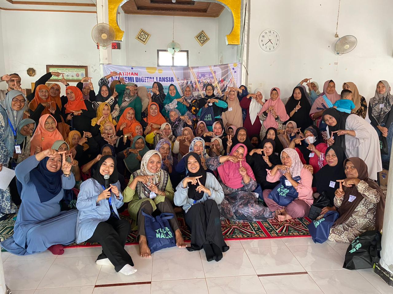 Masyarakat Anti Fitnah Indonesia (MAFINDO) Aceh memberikan pelatihan cegah hoaks kepada Lansia di Gampong Nusa Kecamatan Lhoknga, Aceh Besar