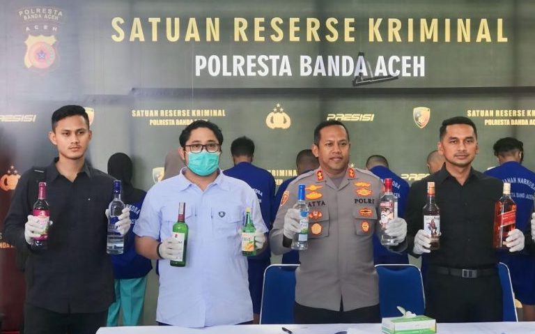 Personel Satresnarkoba Polresta Banda Aceh menyita 234 botol minuman keras dari berbagai jenis dan merek berkelas di sejumlah kawasan di kota Banda Aceh