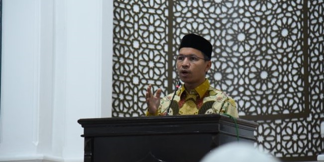 Ketua DPRK Banda Aceh Farid Nyak Umar mengisi ceramah Tarawih di Mushala Nurul Ikhlas Gampong Ie Masen Kaye Adang, Kecamatan Syiah Kuala, Sabtu malam (25/3)