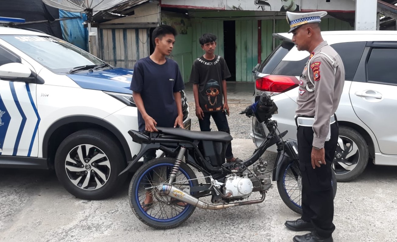Satlantas Polres Aceh Jaya melakukan penertiban sepeda motor yang menggunakan knalpot brong di Calang