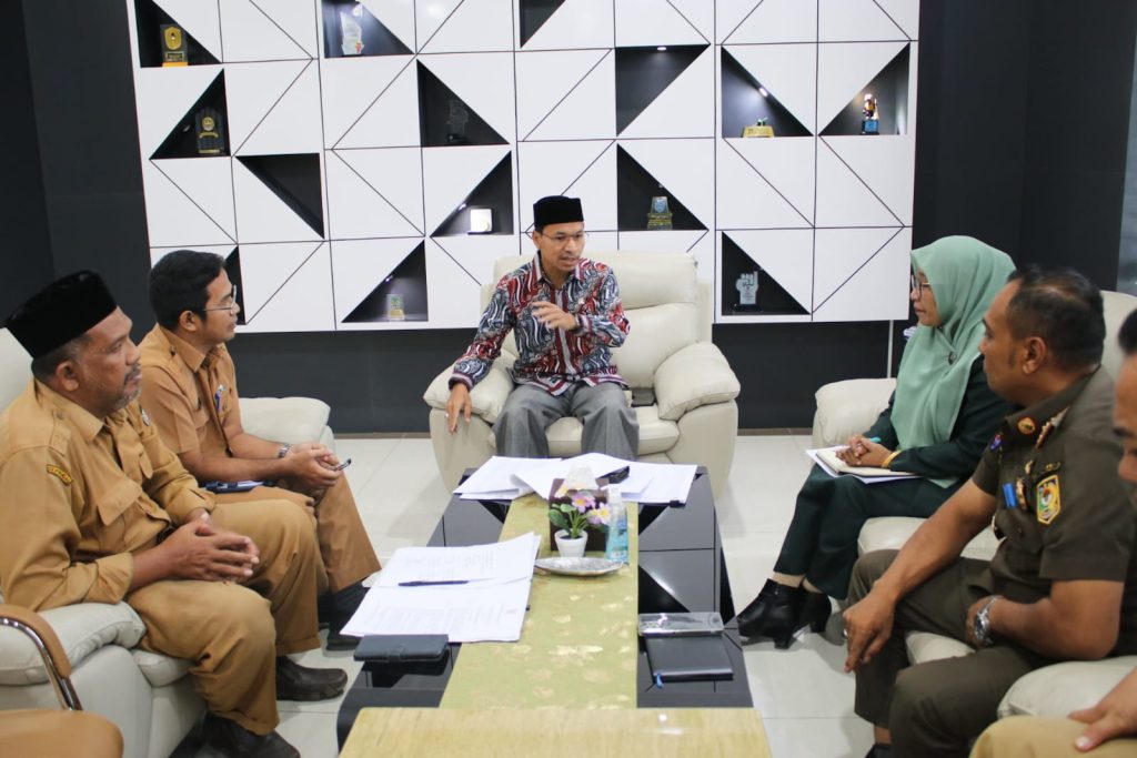 Ketua DPRK Banda Aceh Farid Nyak Umar menggelar pertemuan khusus dengan Satpol PP-WH dan Dinas Syariat Islam Banda Aceh di ruang kerjanya, Senin (27/3)