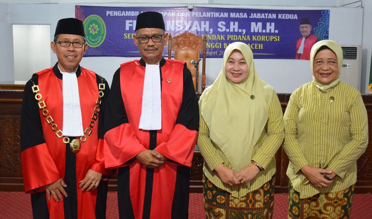 Firmansyah dilantil sebagai Hakim Tinggi Ad Hoc Tipikor untuk masa jabatan kedua 2023 - 2028 di Gedung Balai Tgk Chik Ditiro, Pengadilan Tinggi di Banda Aceh, Kamis (30/3)