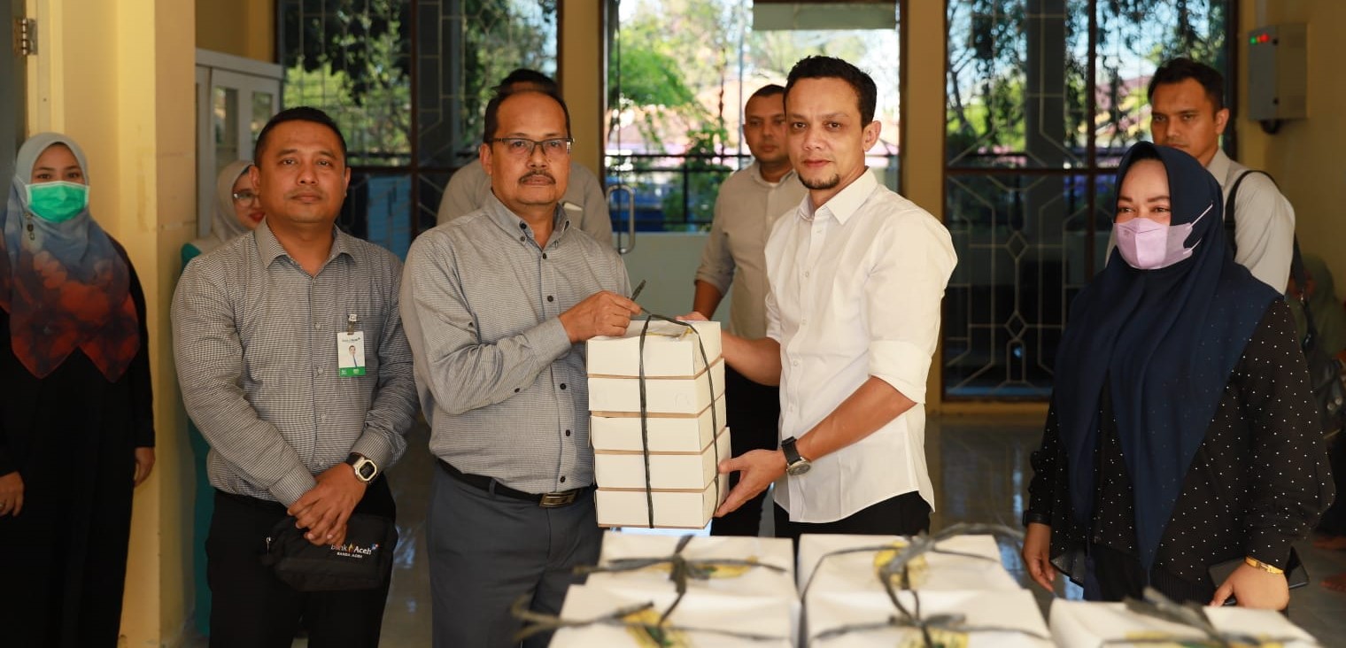 Pemimpin Divisi Sekretariat Perusahaan Bank Aceh Syariah Said Zainal Arifin didampingi Kepala Bagian Sarana dan Prasarana Mirza menyerahkan iftar berkah dari Program Ramadhan Berkah kepada pasien dan keluarga pasien di rumah singgah RSUDZA, Rabu (29/3)