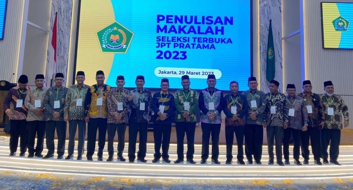 18 peserta yang mengikuti lelang jabatan pimpinan tinggi (JPT) Pratama untuk posisi Kakanwil Kemenag Aceh berfoto bersama usai mengikuti penulisan makalah di Jakarta