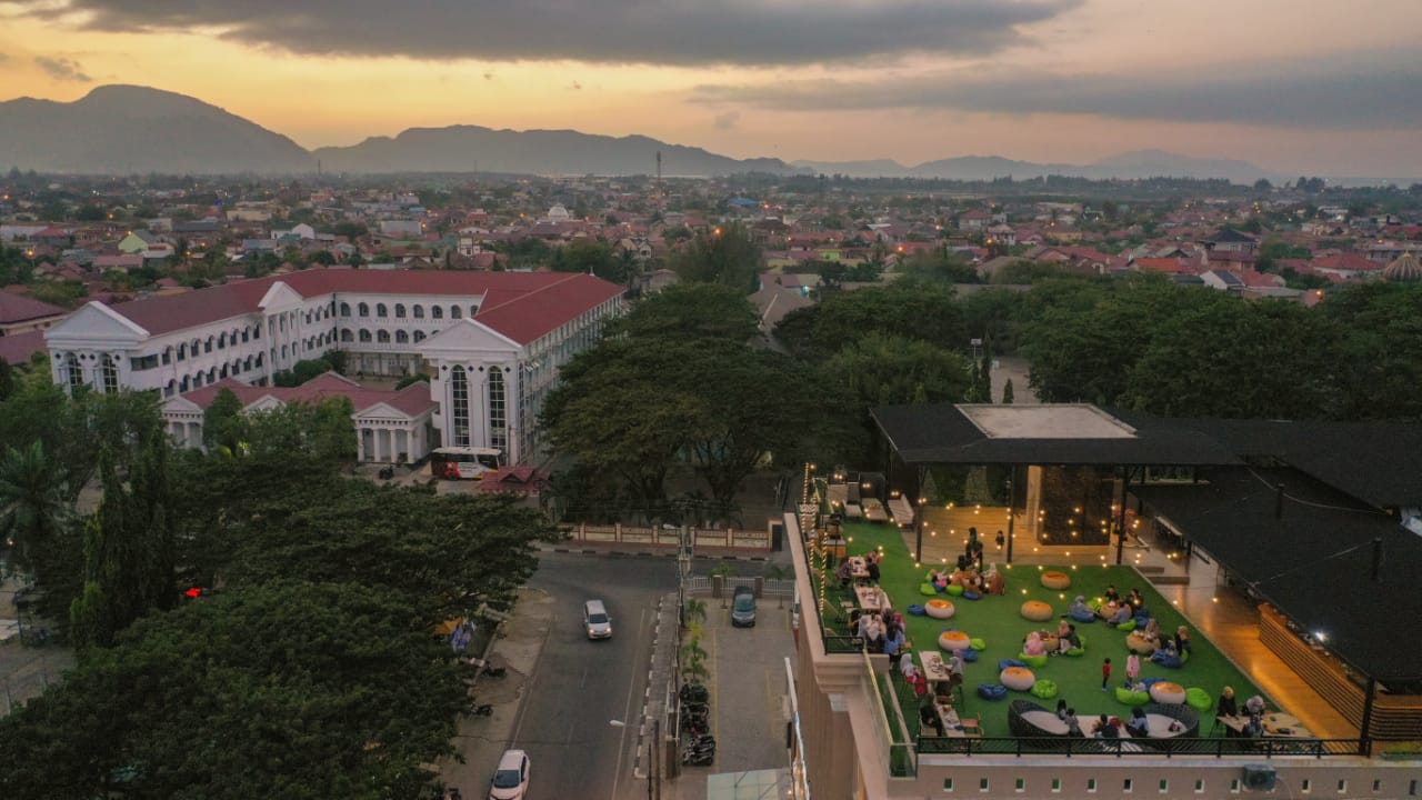 Suasana berbuka puasa bersama di Abraj Rooftop Lounge, puncak ketinggian lantai 6 Grand Arabia Hotel, kawasan Blang Padang Banda Aceh