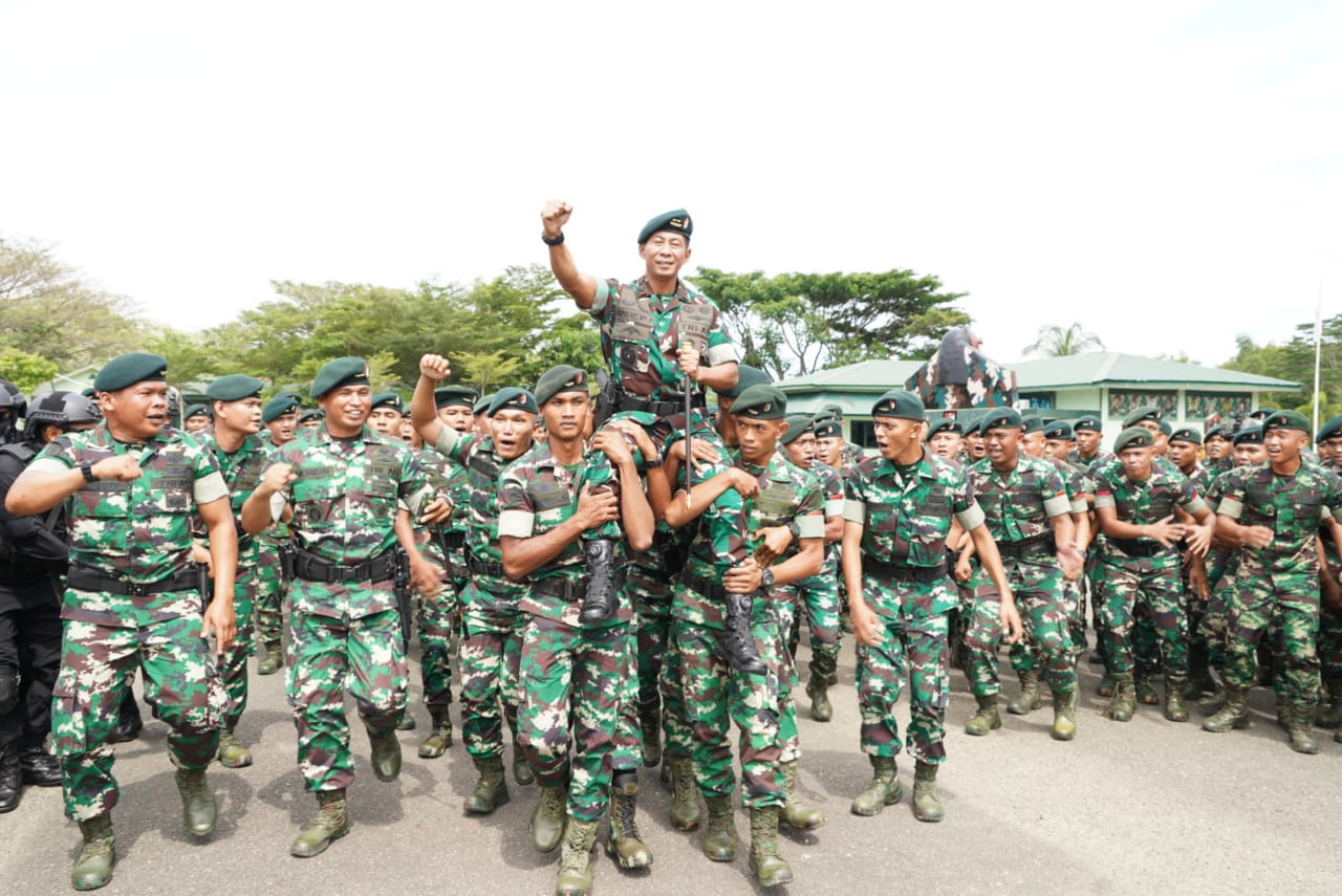 Pangdam IM Mayjen TNI Novi Helmy Prasetya disambut saat melakukan Kunjungan Kerja ke Yonif Raider 112/DJ, Kamis (6/4)