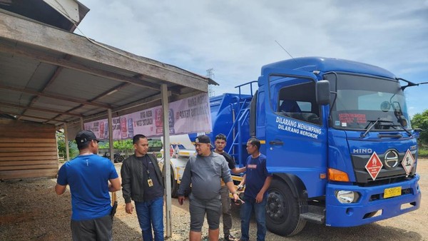 Truk tangki yang membawa BBM ilegal oplosan untuk perusahaan Batubara saat diamankan polisi. (Dok. Polda Aceh)