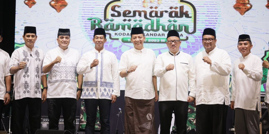 Pangdam IM Mayjen TNI Novi Helmy Prasetya didampingi Pj Gubernur Aceh Achmad Marzuki dan Kajati Aceh saat menutup kegiatan Semarak Ramadan 1444 Hijriah di Lapangan Blang Padang Banda Aceh, Sabtu malam (15/4)