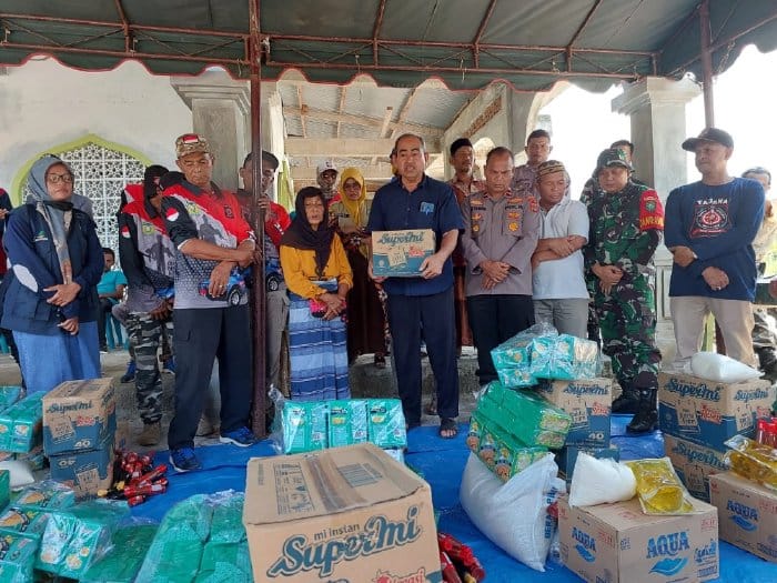 Camat Seulimuem Hasanuddin menyerahkan bantuan masa panik untuk korban angin kencang yang menimpa rumah warga Gampong Meunasah Baro Kecamatan Seulimuem, Ahad (16/4)