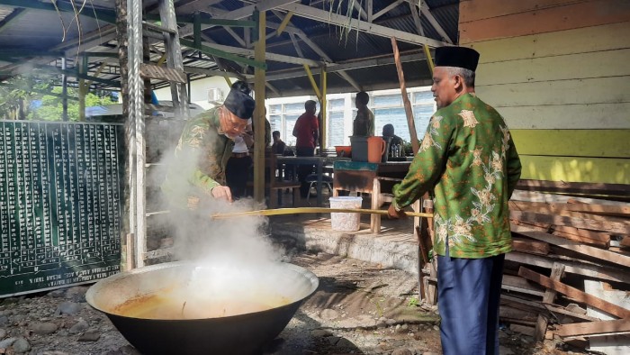 Kantor Kemenag Aceh Besar menyiapkan kuah Beulangong khas Sibreh pada hari pertama masuk kantor pasca cuti dan libur Idul Fitri 1444 Hijriah