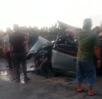 Mobil bak terbuka pick-up Isuzu Panther terlibat kecelakaan laga kambing dengan mobil Totota Fortuner di Jalan Nasional Banda Aceh - Medan, Alue Batee, Peudawa, Aceh Timur, Rabu sore (26/4)
