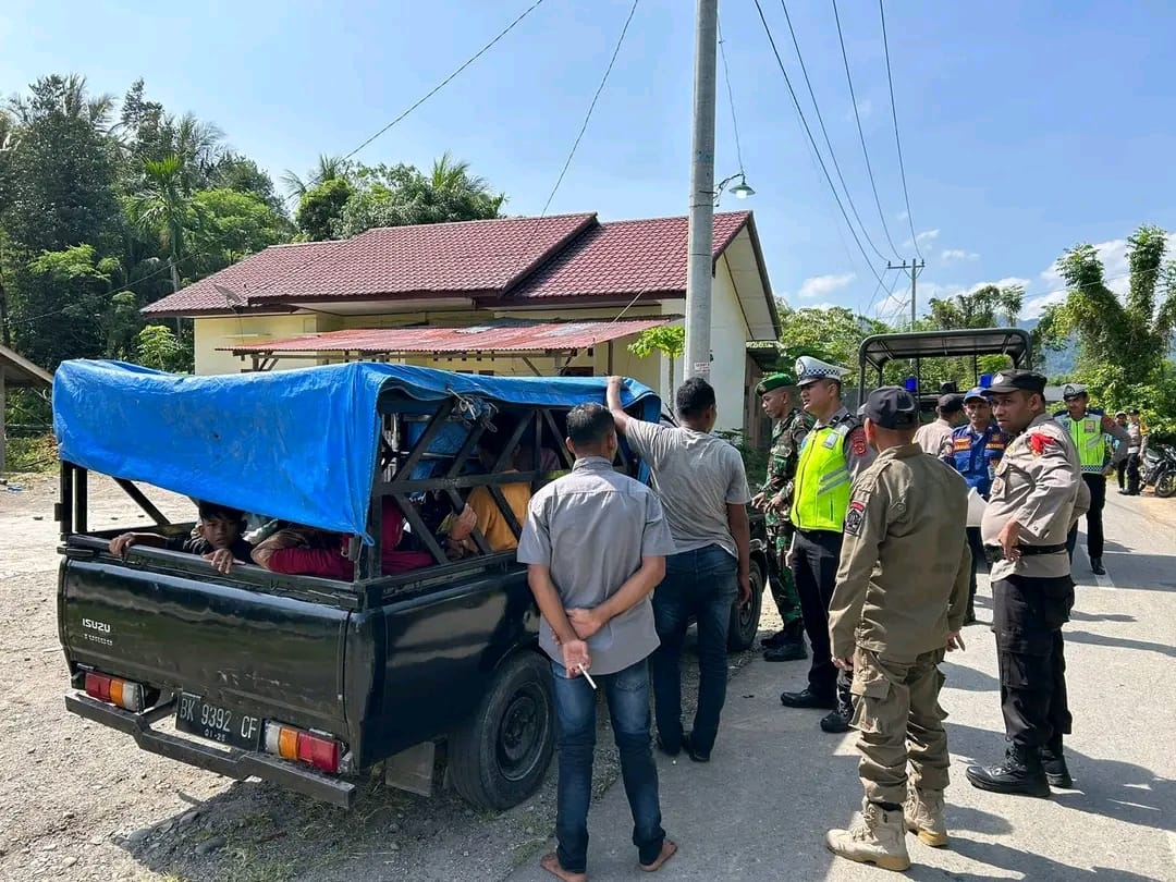 Polres Bireuen melarang warga untuk tidak menggunakan mobil barang atau bak terbuka untuk membawa penumpang