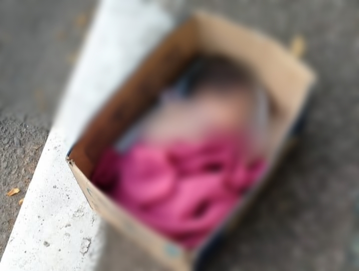 Sesosok bayi perempuan ditemukan dalam kardus di Jalan Prof Ali Hasjmy tepatnya kawasan trotoar Jembatan Pango, Desa Pango Raya, Kecamatan Ulee Kareng, Banda Aceh, Kamis pagi (6/4)