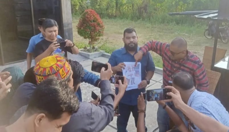 Ketua YARA Safaruddin didampingi Kepala Perwakilan YARA Aceh Barat dan Nagan Raya Hamdani dalam jumpa pers, di kantor YARA di Banda Aceh, Ahad sore (16/4)