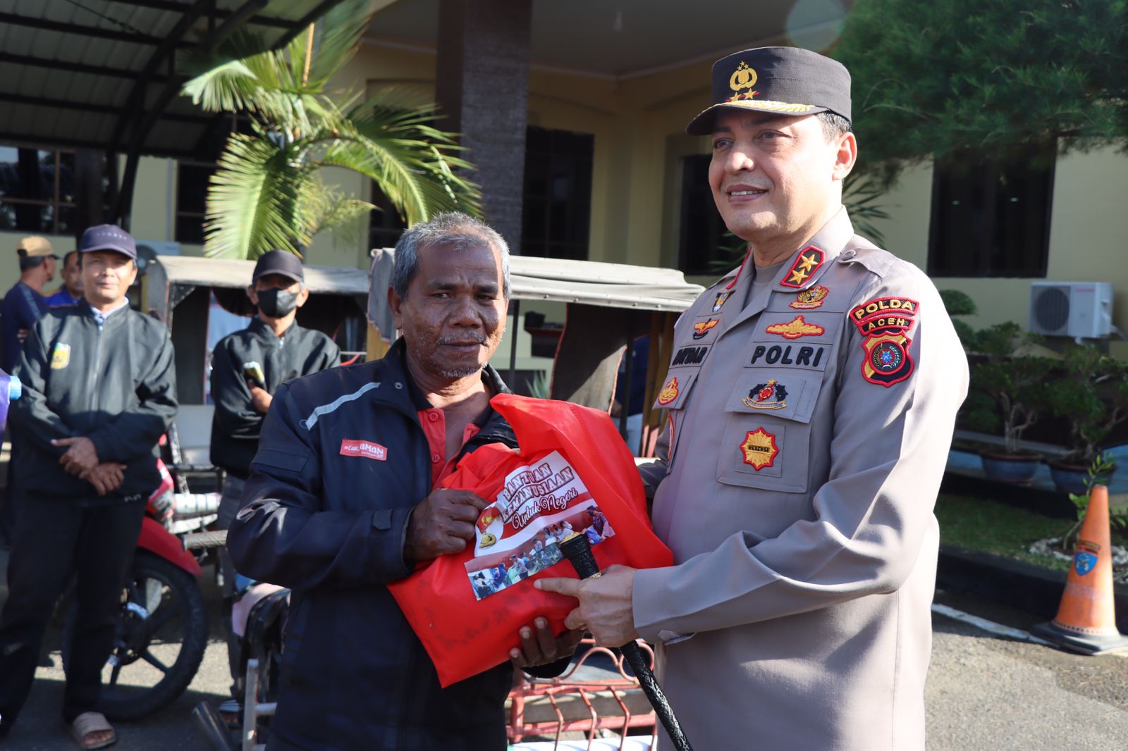 Kapolda Aceh Irjen Pol Ahmad Haydar menyerahkan bantuan sosial berupa sembako kepada petugas kebersihan dan tukang becak di Polda Aceh, Jum'at (31/3)