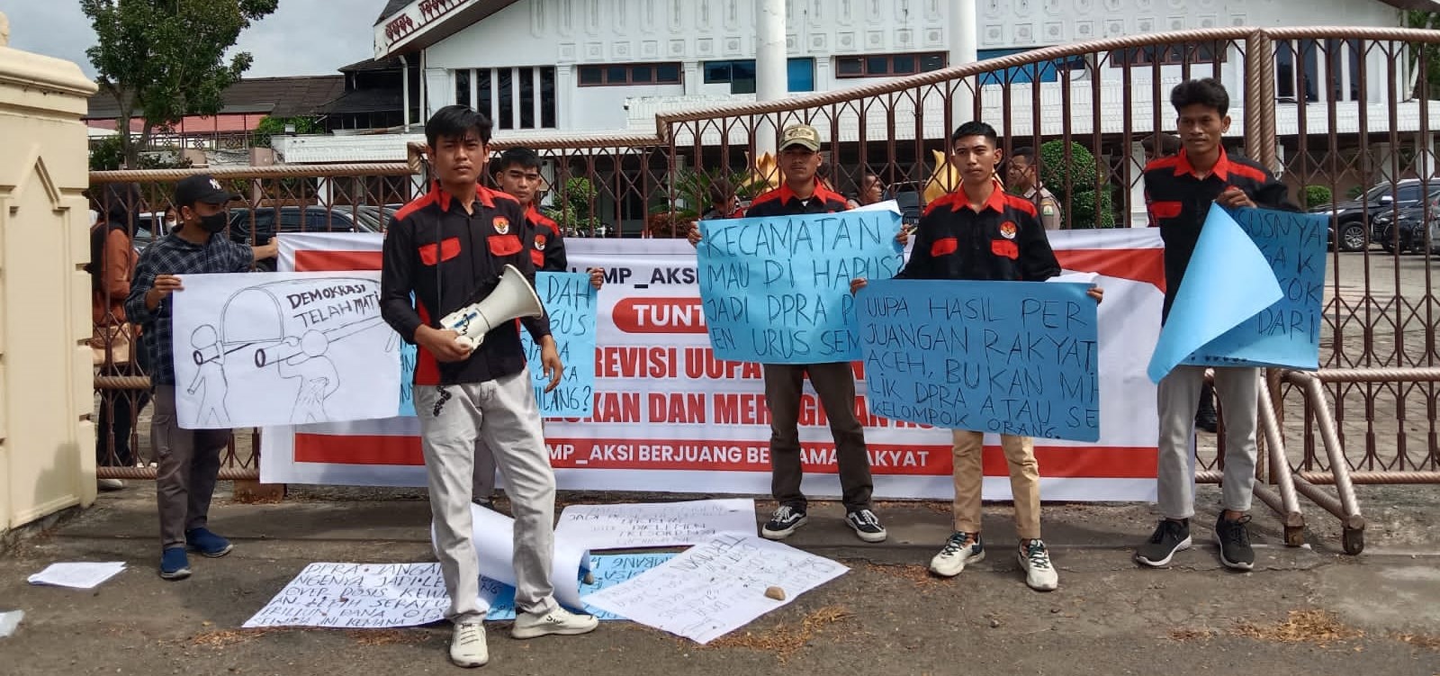 Sejumlah mahasiswa yang tergabung dalam Alamp Aksi Aceh melakukan aksi menolak draf revisi UUPA di depan Gedung DPRA, Selasa (4/4)