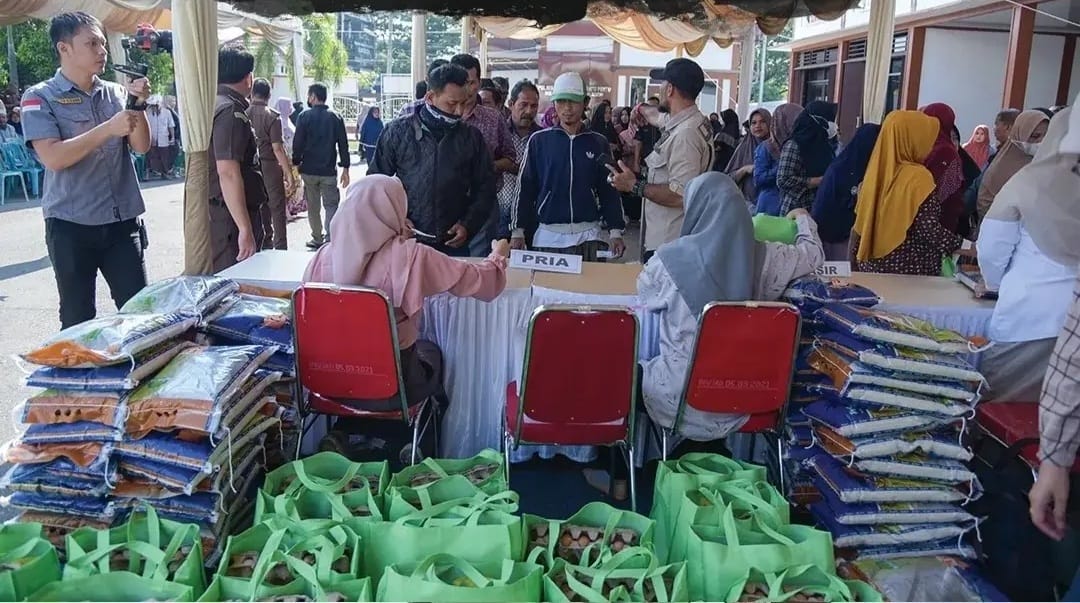Kejati Aceh menggelar pasar murah untuk membantu masyarakat mendapatkan bahan kebutuhan pokok dengan harga terjangkau selama bulan suci Ramadan dan menyambut Idul Fitri 1444 Hijriah pada 10 sampai 12 April 2023