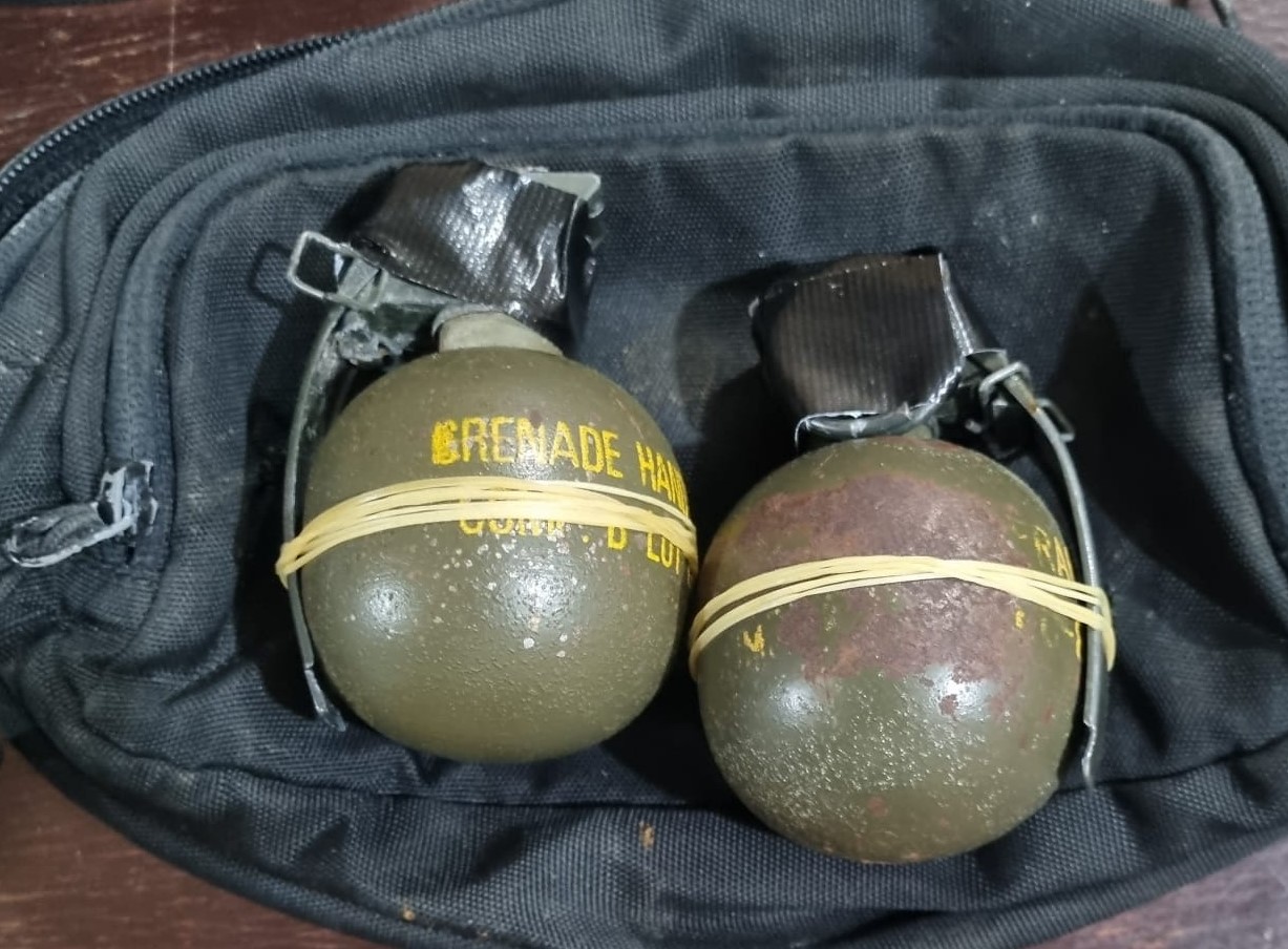 Seorang petani di Pidie berinisial DG (38) menyerahkan dua buah granat aktif kepada personel Polres Pidie di kawasan pinggir hutan Gampong Lala, Kecamatan Mila, Pidie, Kamis (13/4)