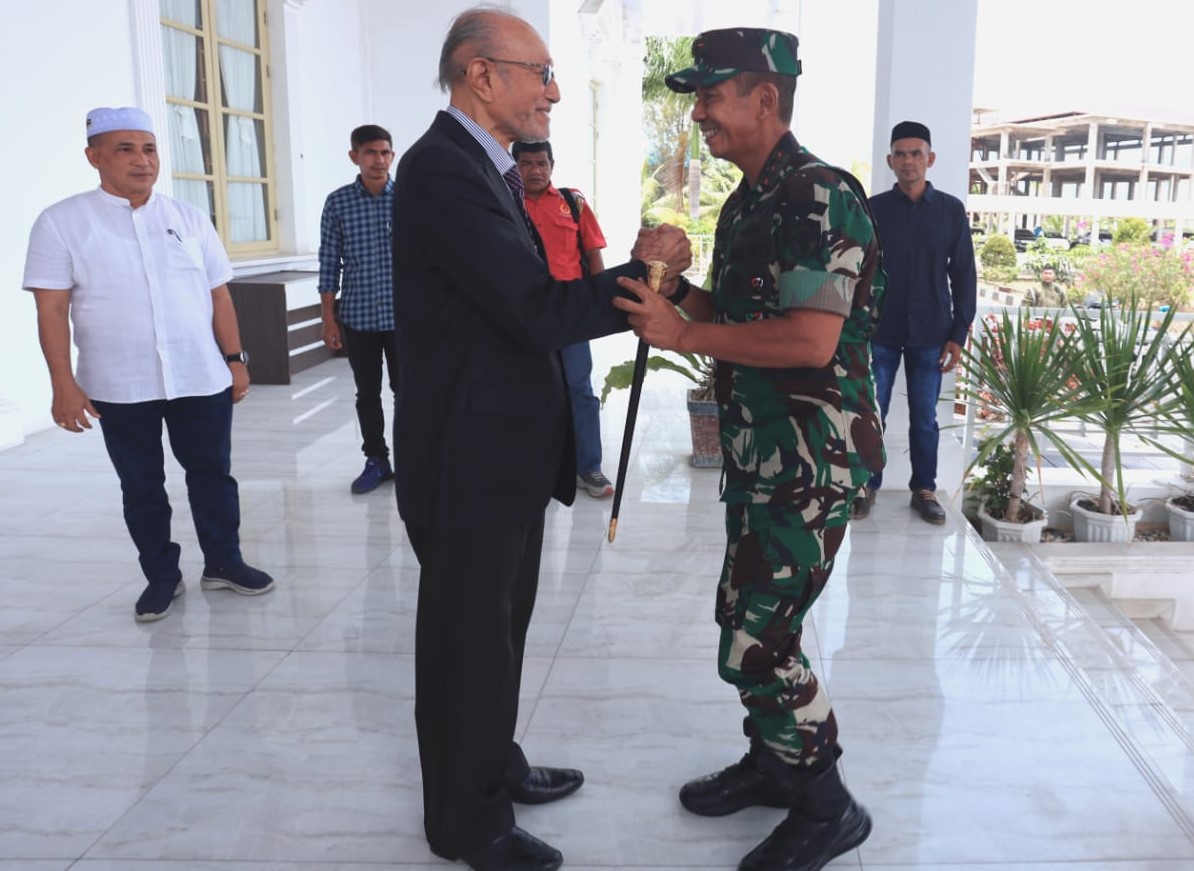 Pangdam IM Mayjen TNI Novi Helmy Prasetya disambut Wali Nanggroe Aceh Malik Mahmud Al-Haythar di Meuligoe Wali Nanggroe, Lampeuneurut, Darul Imarah, Aceh Besar, Selasa (18/4)