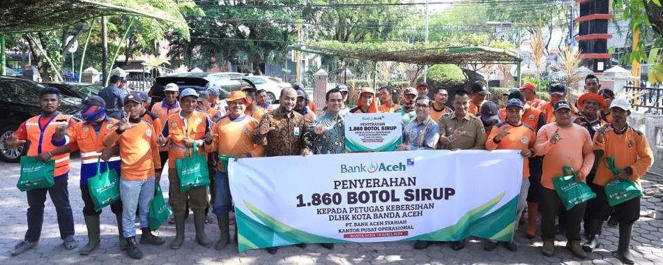 Sebanyak 572 pasukan oranye atau petugas kebersihan Kota Banda Aceh menerima bingkisan lebaran