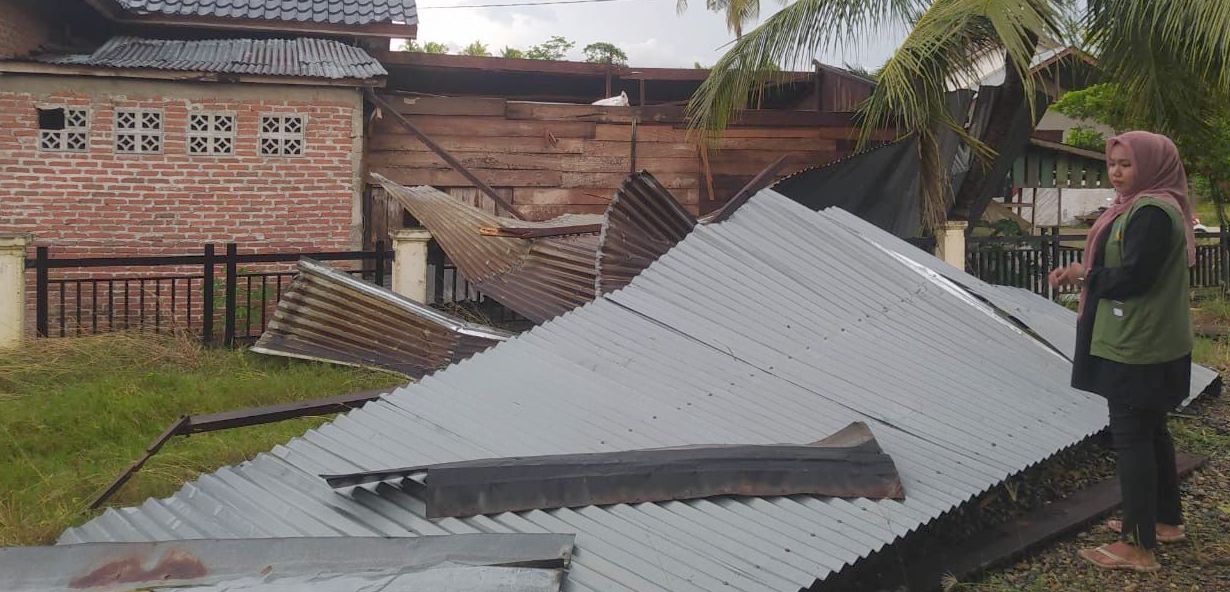 4 Atap Rumah Warga dan 2 Balai Pengajian di Kuta Cot Glie Terbawa Angin Saat Hujan Deras Disertai Angin Kencang, Kamis (20/4/23).
