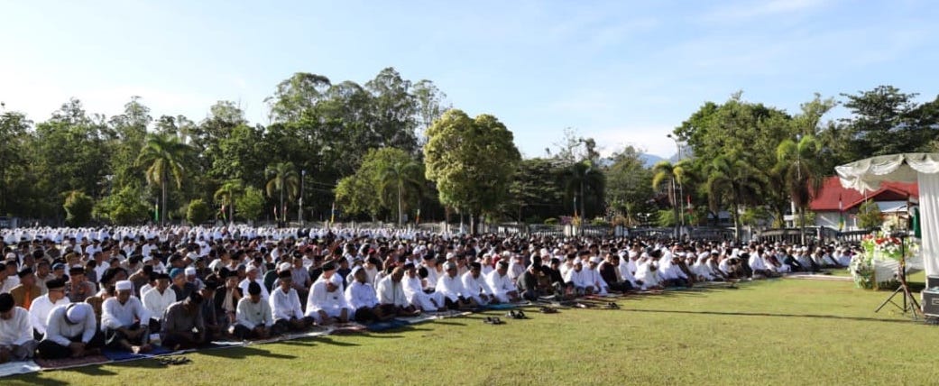 Warga melaksanakan shalat Ied di pelataran Masjid Agung Al Munawwarah di Kota Jantho, Sabtu (22/4)