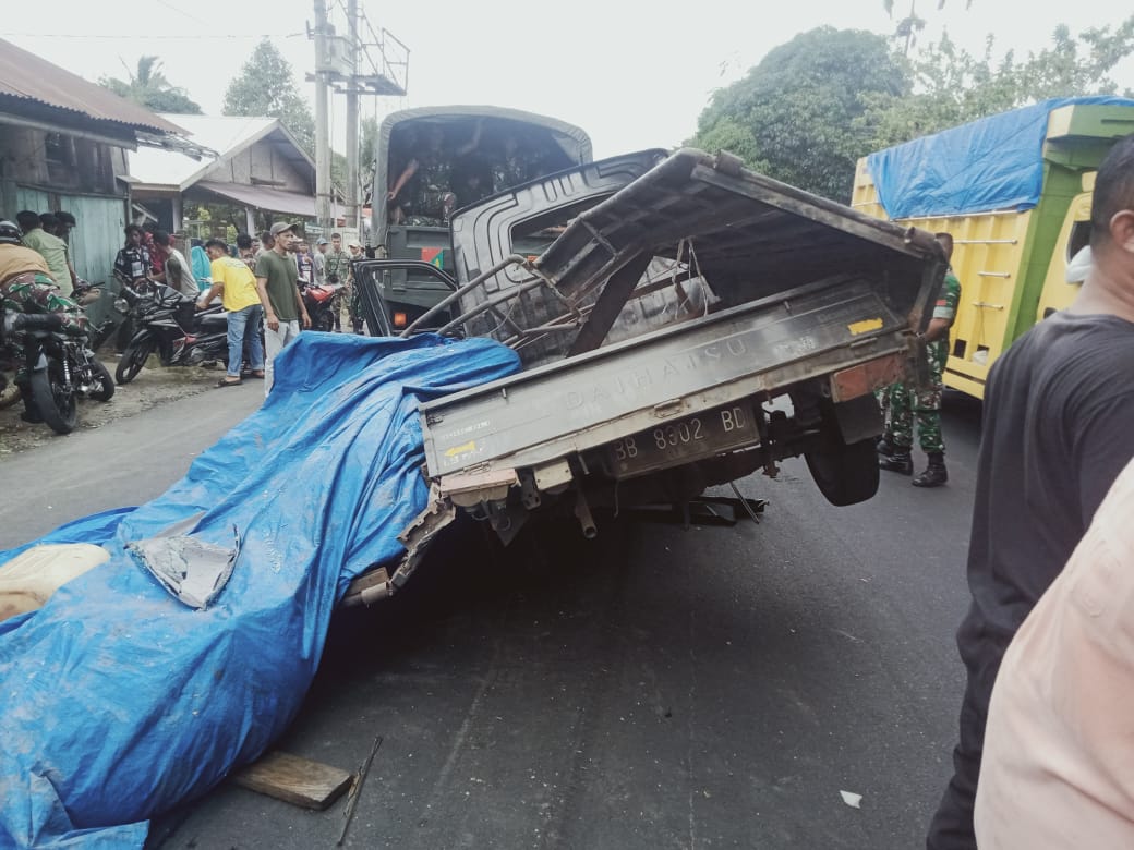 Kecelakaan lalu lintas melibatkan mobil pick-up Grand Max Nopol dan Sedan Toyota Vios terjadi di Jalan Nasional Medan-Banda Aceh, tepatnya di Depan Kantor Keuchik Desa Buket Selamat, Desa Bukit Seulamat, Kecamatan Sungai Raya, Aceh Timur, Kamis (27/4)