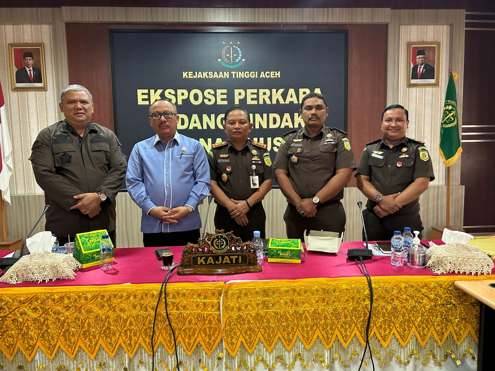 Kajari Aceh Barat Daya Heru Widjatmiko SH MH bersama Kajati Aceh Bambang Bachtiar SH MH usai pra ekspose terkait penyelidikan dugaan tindak pidana korupsi kegiatan usaha perkebunan kelapa sawit di atas tanah negara oleh PT CA di Kecamatan Babahrot, Abdya