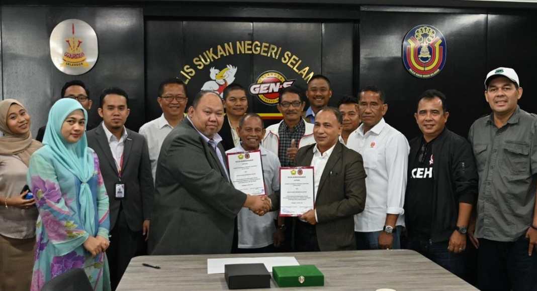 Ketua Umum KONI Aceh Kamaruddin Abubakar dan Pengarah Eksekutif Majlis Sukan Negeri (MSN) Selangor Mohammad Nizam Marjugi menandatangani kerja sama pengembangan olahraga, Kamis (18/5/2023)
