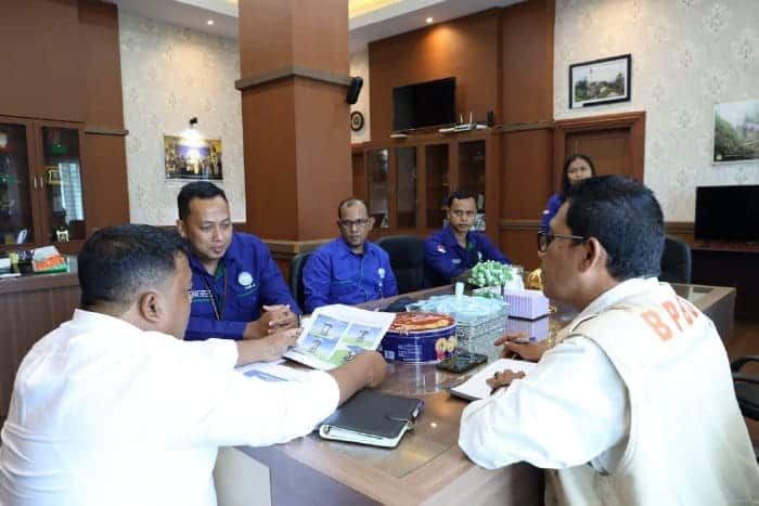 Sekda Aceh Besar Sulaimi ketika menerima audiensi Kepala Stasiun Geofisika Aceh Besar Andi Azhar Rusdin di ruang kerjanya, Jum'at siang (19/5)