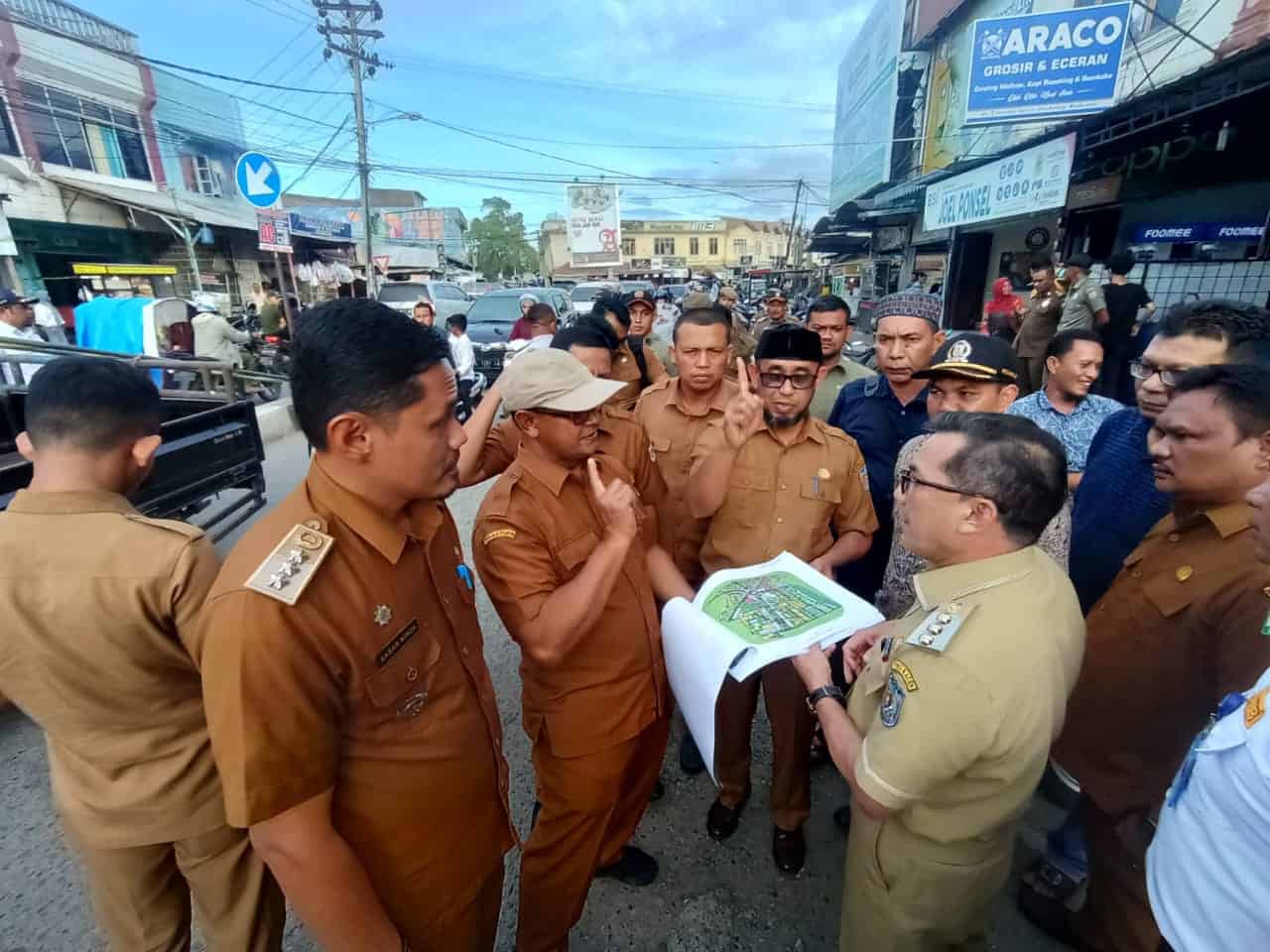Pj Wali Kota Bakri Siddiq bersama sejumlah pejabat pemko turun langsung meninjau kondisi Simpang Tujuh pada Oktober 2022. Waktu itu, tercetus rencana Simpang Tujuh akan ditata ulang